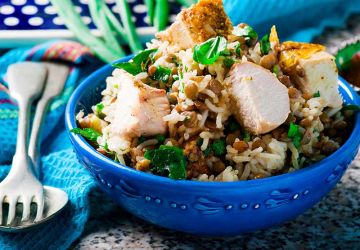 Salade de riz, lentilles et poulet épicé